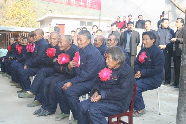 赵湾镇建成敬老院五保老人笑开颜-旬阳县人民政府
