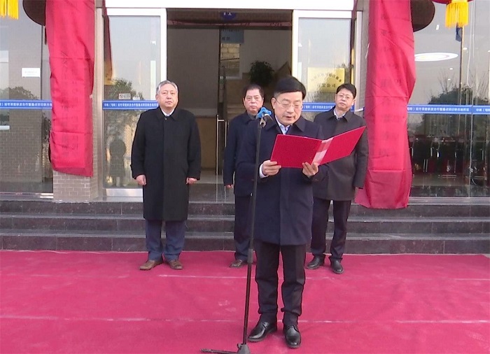 韩国驻西安总领事馆副总领事朴成焕(左),旬阳县副县长李宏团(右)为