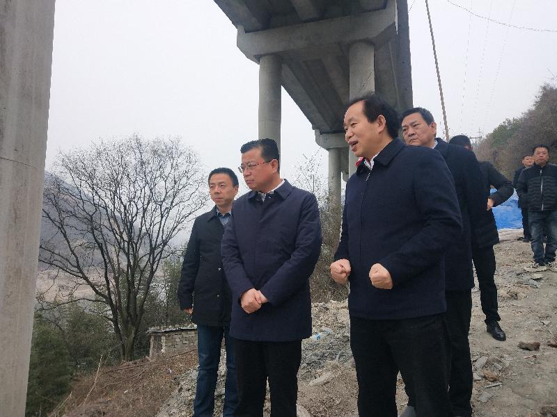 安康市委常委,常务副市长高晶华(左二)督导协调十天高速旬阳ld连接线